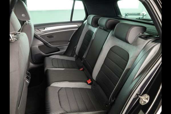 Volkswagen Golf 1.5 TSI Highline Business R 150 PK | Automaat (DSG) | Navigatie | Camera | Digitaal dashboard