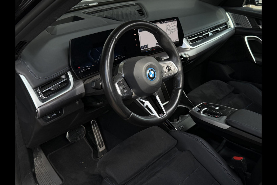 BMW X1 xDrive30e M SPORT | PANORAMA | 360 CAMERA | TREKHAAK | STOELVERWARMING | HEAD UP | DRIVING ASS. PROFF |