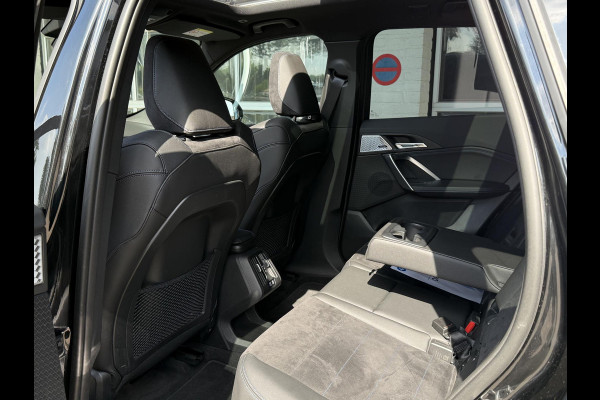 BMW X1 xDrive30e M SPORT | PANORAMA | 360 CAMERA | TREKHAAK | STOELVERWARMING | HEAD UP | DRIVING ASS. PROFF |