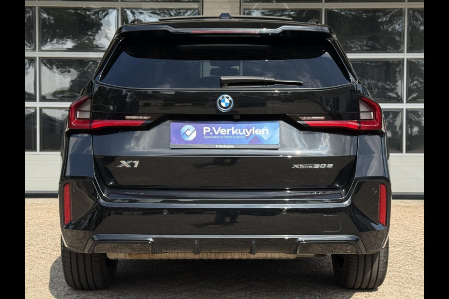 BMW X1 xDrive30e M SPORT | PANORAMA | 360 CAMERA | TREKHAAK | STOELVERWARMING | HEAD UP | DRIVING ASS. PROFF |