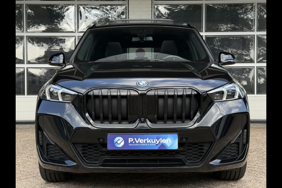 BMW X1 xDrive30e M SPORT | PANORAMA | 360 CAMERA | TREKHAAK | STOELVERWARMING | HEAD UP | DRIVING ASS. PROFF |