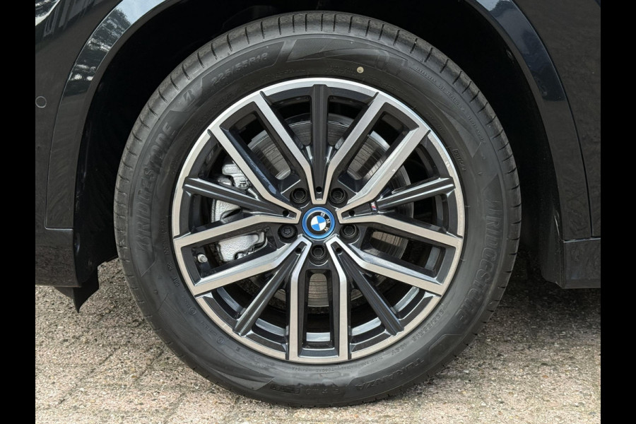 BMW X1 xDrive30e M SPORT | PANORAMA | 360 CAMERA | TREKHAAK | STOELVERWARMING | HEAD UP | DRIVING ASS. PROFF |