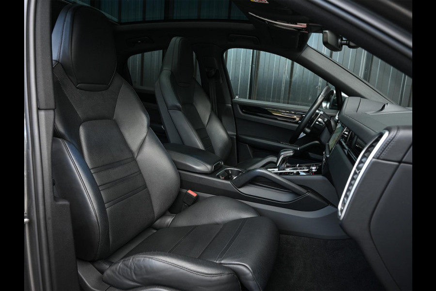 Porsche Cayenne Coupé 3.0 E-Hybrid | NL Auto | Dealer Onderhouden | 18-Wegs Memory Seats | Panoramadak | 360 Camera | Luchtvering | Bose | Sport Chrono | Stoelventilatie | Stuur verwarmd | Soft Close | Trekhaak |