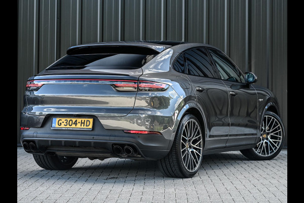 Porsche Cayenne Coupé 3.0 E-Hybrid | NL Auto | Dealer Onderhouden | 18-Wegs Memory Seats | Panoramadak | 360 Camera | Luchtvering | Bose | Sport Chrono | Stoelventilatie | Stuur verwarmd | Soft Close | Trekhaak |