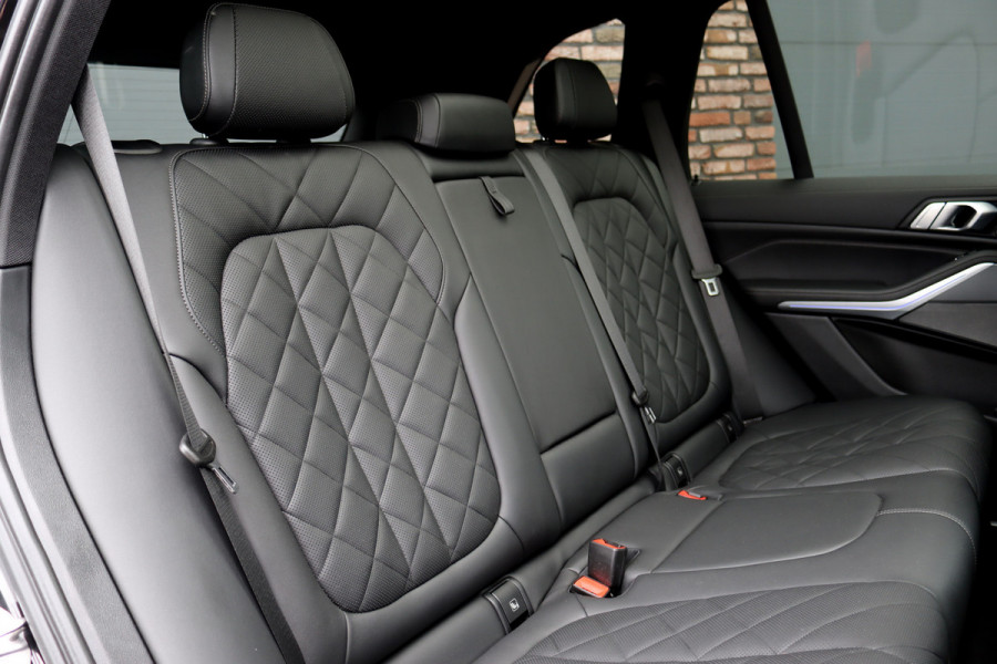BMW X5 xDrive40d M-Sport High Executive | Panoramadak | ACC | Leder | Memory | Camera | Trekhaak | Harman/Kardon | 22'' inch | Sport-uitlaatsysteem M |