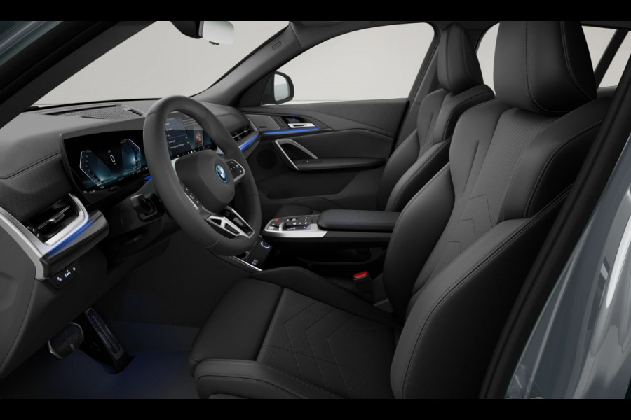 BMW iX2 eDrive20 M-Sport - Pano - Trekhaak - Memoryzetel - Stuurwiel Verwarmd