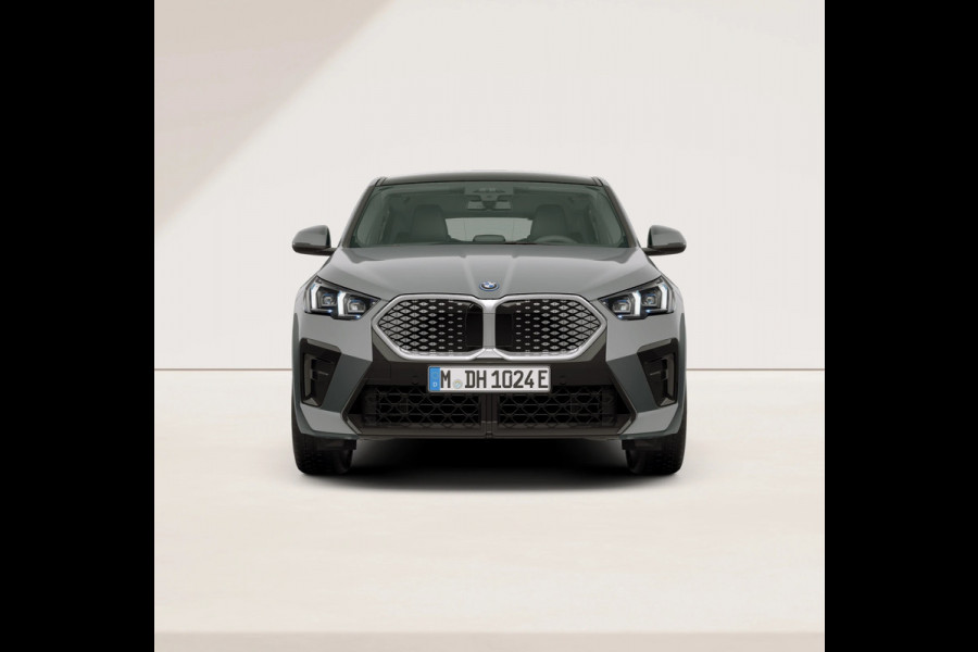 BMW iX2 eDrive20 M-Sport - Pano - Trekhaak - Memoryzetel - Stuurwiel Verwarmd
