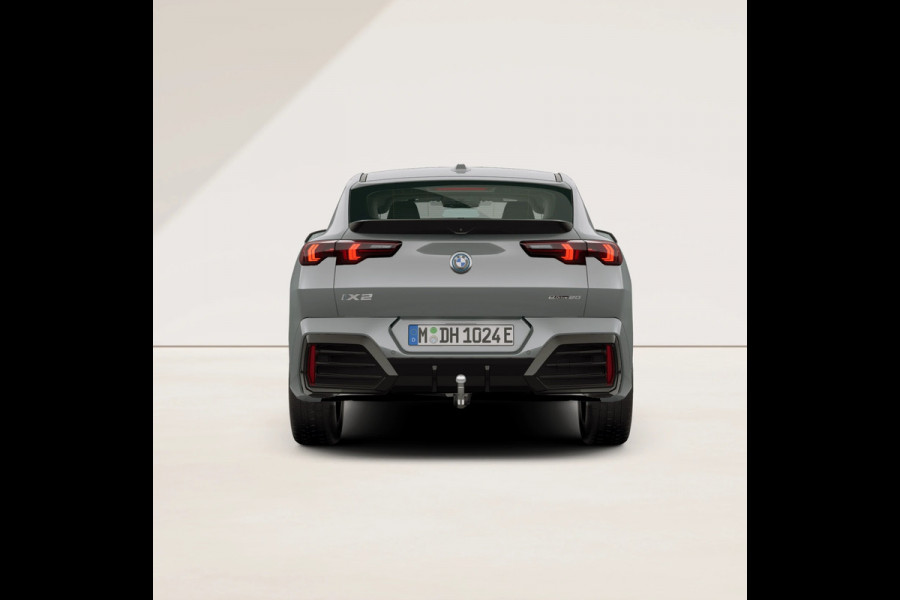 BMW iX2 eDrive20 M-Sport - Pano - Trekhaak - Memoryzetel - Stuurwiel Verwarmd