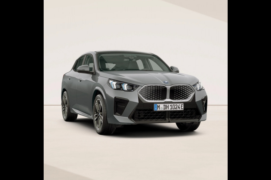 BMW iX2 eDrive20 M-Sport - Pano - Trekhaak - Memoryzetel - Stuurwiel Verwarmd