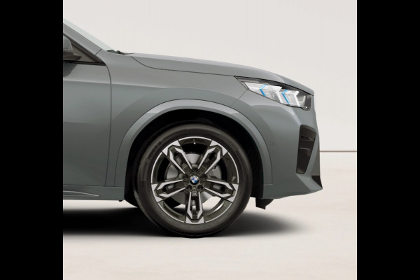 BMW iX2 eDrive20 M-Sport - Pano - Trekhaak - Memoryzetel - Stuurwiel Verwarmd