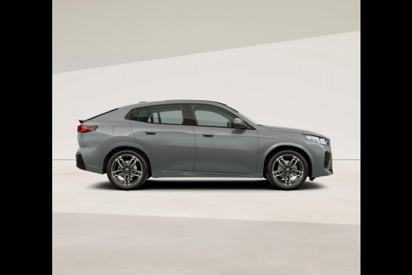 BMW iX2 eDrive20 M-Sport - Pano - Trekhaak - Memoryzetel - Stuurwiel Verwarmd