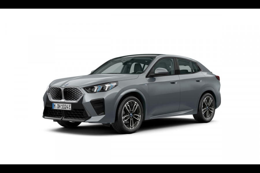 BMW iX2 eDrive20 M-Sport - Pano - Trekhaak - Memoryzetel - Stuurwiel Verwarmd