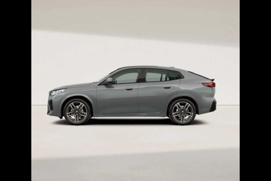 BMW iX2 eDrive20 M-Sport - Pano - Trekhaak - Memoryzetel - Stuurwiel Verwarmd