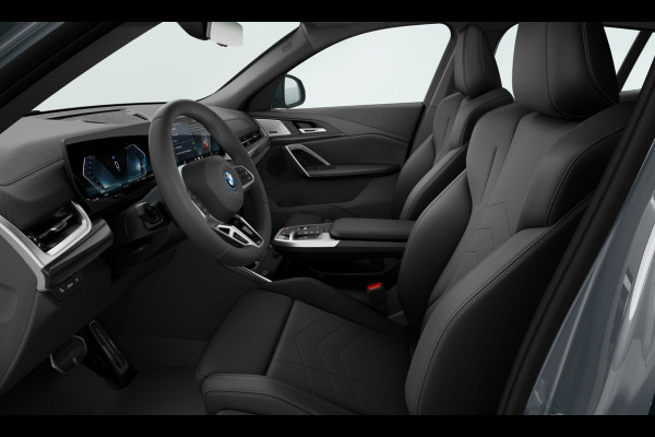 BMW iX2 eDrive20 M-Sport - Pano - Trekhaak - Memoryzetel - Stuurwiel Verwarmd