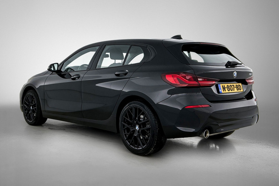 BMW 1-serie 118i Business Edition Automaat (NL-AUTO, NAVIGATIE, CARPLAY, PARKEERSENSOREN, DEALER ONDERHOUDEN)