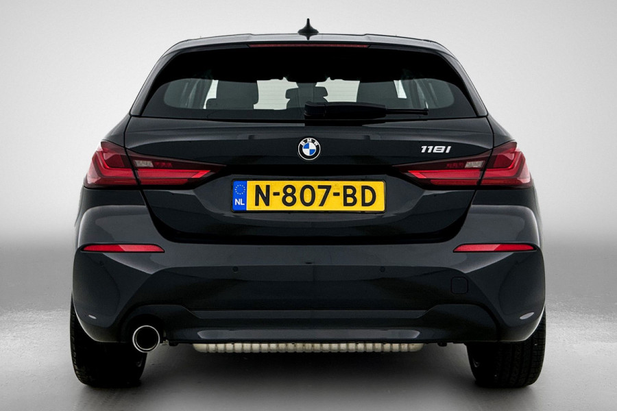 BMW 1-serie 118i Business Edition Automaat (NL-AUTO, NAVIGATIE, CARPLAY, PARKEERSENSOREN, DEALER ONDERHOUDEN)