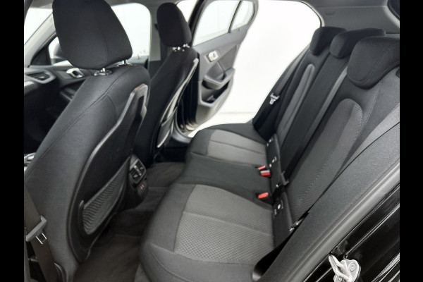 BMW 1-serie 118i Business Edition Automaat (NL-AUTO, NAVIGATIE, CARPLAY, PARKEERSENSOREN, DEALER ONDERHOUDEN)