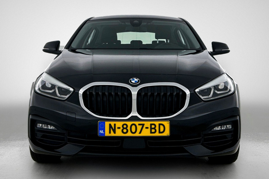 BMW 1-serie 118i Business Edition Automaat (NL-AUTO, NAVIGATIE, CARPLAY, PARKEERSENSOREN, DEALER ONDERHOUDEN)