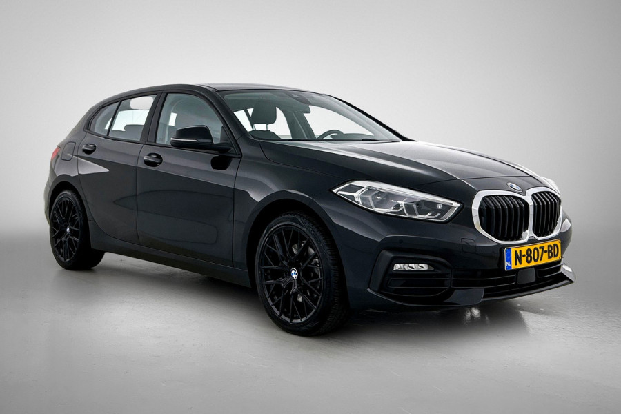 BMW 1-serie 118i Business Edition Automaat (NL-AUTO, NAVIGATIE, CARPLAY, PARKEERSENSOREN, DEALER ONDERHOUDEN)