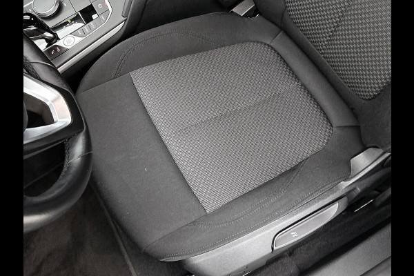 BMW 1-serie 118i Business Edition Automaat (NL-AUTO, NAVIGATIE, CARPLAY, PARKEERSENSOREN, DEALER ONDERHOUDEN)