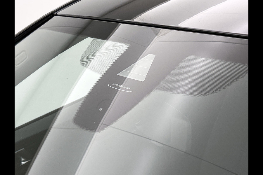 BMW 1-serie 118i Business Edition Automaat (NL-AUTO, NAVIGATIE, CARPLAY, PARKEERSENSOREN, DEALER ONDERHOUDEN)