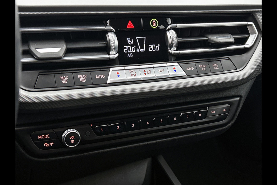 BMW 1-serie 118i Business Edition Automaat (NL-AUTO, NAVIGATIE, CARPLAY, PARKEERSENSOREN, DEALER ONDERHOUDEN)