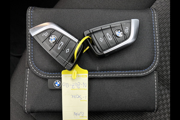 BMW 1-serie 118i Business Edition Automaat (NL-AUTO, NAVIGATIE, CARPLAY, PARKEERSENSOREN, DEALER ONDERHOUDEN)