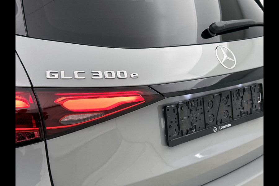 Mercedes-Benz GLC 300e 4MATIC Business Solution AMG | Advanced plus | Nightpakket | Parkeerpakket met achteruitcamera | Trekhaak | Middenconsole metaalstructuur | 19” vijfspaaks lichtmetalen AMG-velgen | URBAN GUARD Plus | Warmtewerend, donkergetint glas |