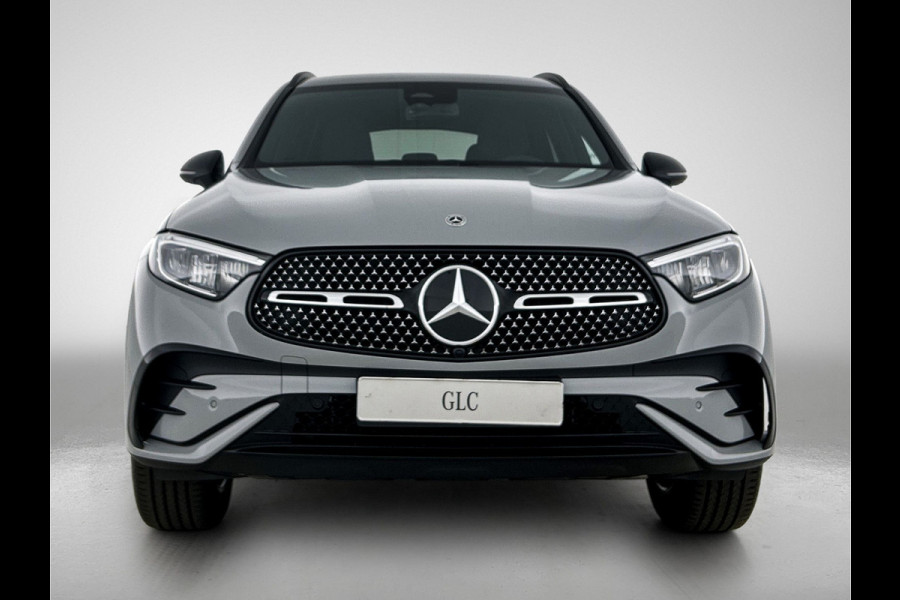 Mercedes-Benz GLC 300e 4MATIC Business Solution AMG | Advanced plus | Nightpakket | Parkeerpakket met achteruitcamera | Trekhaak | Middenconsole metaalstructuur | 19” vijfspaaks lichtmetalen AMG-velgen | URBAN GUARD Plus | Warmtewerend, donkergetint glas |