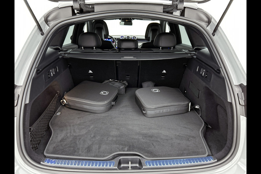 Mercedes-Benz GLC 300e 4MATIC Business Solution AMG | Advanced plus | Nightpakket | Parkeerpakket met achteruitcamera | Trekhaak | Middenconsole metaalstructuur | 19” vijfspaaks lichtmetalen AMG-velgen | URBAN GUARD Plus | Warmtewerend, donkergetint glas |