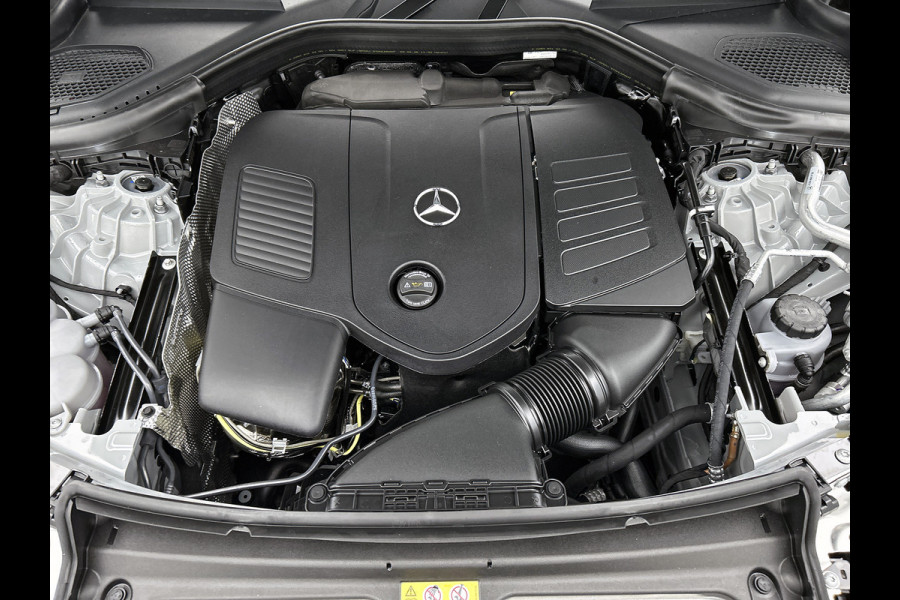 Mercedes-Benz GLC 300e 4MATIC Business Solution AMG | Advanced plus | Nightpakket | Parkeerpakket met achteruitcamera | Trekhaak | Middenconsole metaalstructuur | 19” vijfspaaks lichtmetalen AMG-velgen | URBAN GUARD Plus | Warmtewerend, donkergetint glas |