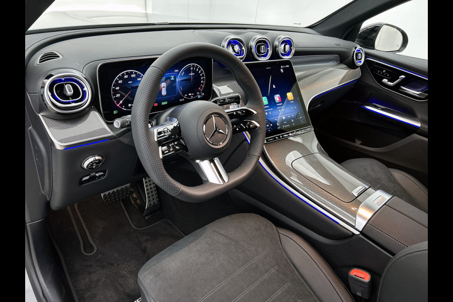 Mercedes-Benz GLC 300e 4MATIC Business Solution AMG | Advanced plus | Nightpakket | Parkeerpakket met achteruitcamera | Trekhaak | Middenconsole metaalstructuur | 19” vijfspaaks lichtmetalen AMG-velgen | URBAN GUARD Plus | Warmtewerend, donkergetint glas |