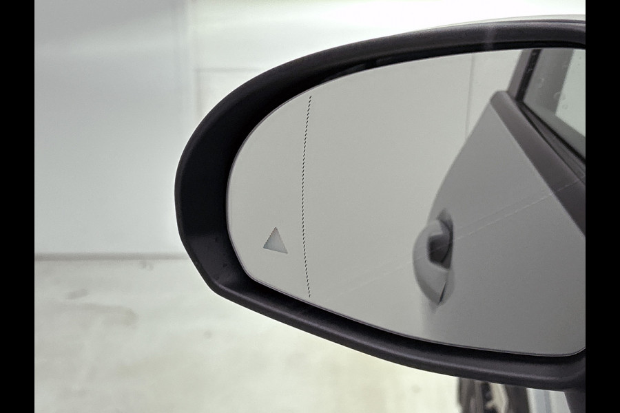 Mercedes-Benz GLC 300e 4MATIC Business Solution AMG | Advanced plus | Nightpakket | Parkeerpakket met achteruitcamera | Trekhaak | Middenconsole metaalstructuur | 19” vijfspaaks lichtmetalen AMG-velgen | URBAN GUARD Plus | Warmtewerend, donkergetint glas |