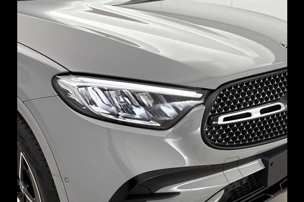 Mercedes-Benz GLC 300e 4MATIC Business Solution AMG | Advanced plus | Nightpakket | Parkeerpakket met achteruitcamera | Trekhaak | Middenconsole metaalstructuur | 19” vijfspaaks lichtmetalen AMG-velgen | URBAN GUARD Plus | Warmtewerend, donkergetint glas |