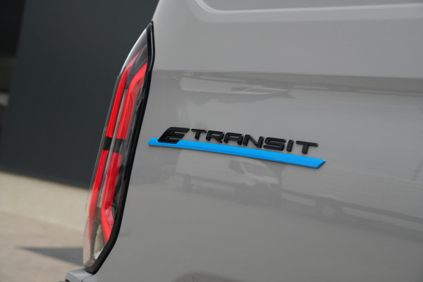 Ford E-Transit Custom 320 L1H1 Limited 71 kWh 218pk - Stoel + Stoel - Keyless - Stoelverwarming - Camera - Carplay - Rijklaar