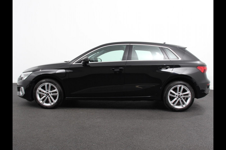 Audi A3 Sportback 40 TFSI e PHEV 204pk Advanced S Tronic Panorama dak Climate control Adaptieve cruise control LED Parkeersensoren Keyless Navigatie Verwarmde voorstoelen Apple Carplay/ Android Auto