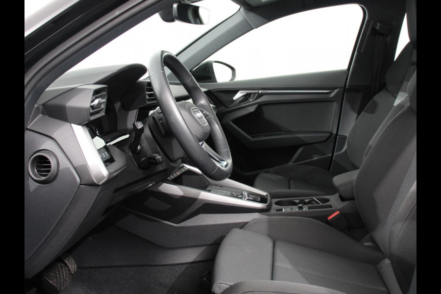 Audi A3 Sportback 40 TFSI e PHEV 204pk Advanced S Tronic Panorama dak Climate control Adaptieve cruise control LED Parkeersensoren Keyless Navigatie Verwarmde voorstoelen Apple Carplay/ Android Auto