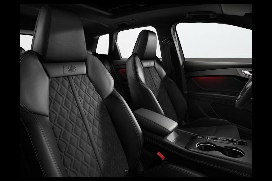Audi Q4 e-tron S edition Quattro 82KWh 340 pk | Techniekpakket Pro | elektrische stoelen | Glazen panoramadak | head-up display  |