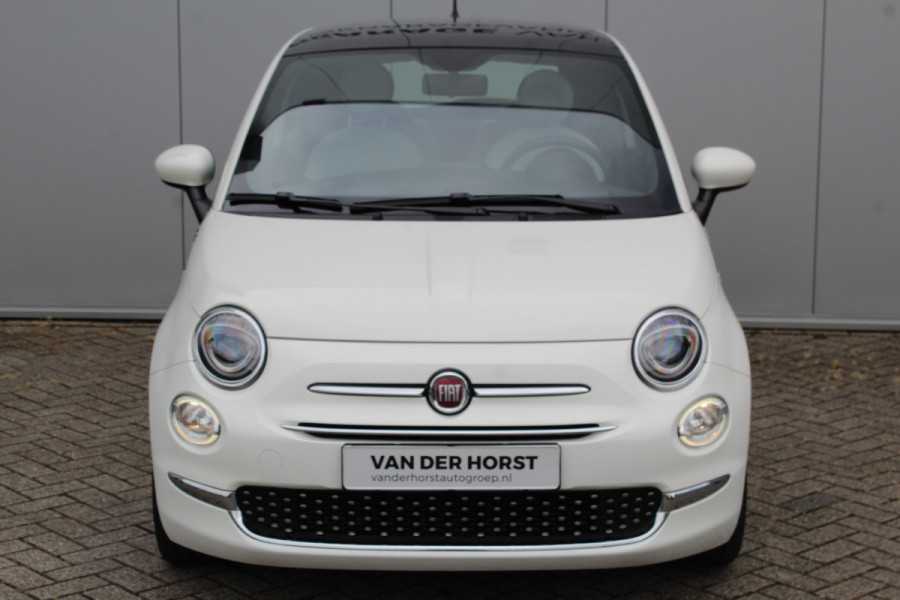 Fiat 500 1.0-70pk Mild-Hybrid 'Dolcevita'. 'Het goede leven' dat is het bezit van en het rijden in deze bloedmooie Italiaan ! Panoramadak, Autm. airco, Cruise Control, Navigatie by AppleCarplay/Android auto, Bluetooth telefoonvoorb., pdc achter etc.