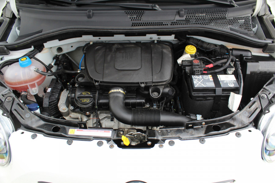 Fiat 500 1.0-70pk Mild-Hybrid 'Dolcevita'. 'Het goede leven' dat is het bezit van en het rijden in deze bloedmooie Italiaan ! Panoramadak, Autm. airco, Cruise Control, Navigatie by AppleCarplay/Android auto, Bluetooth telefoonvoorb., pdc achter etc.