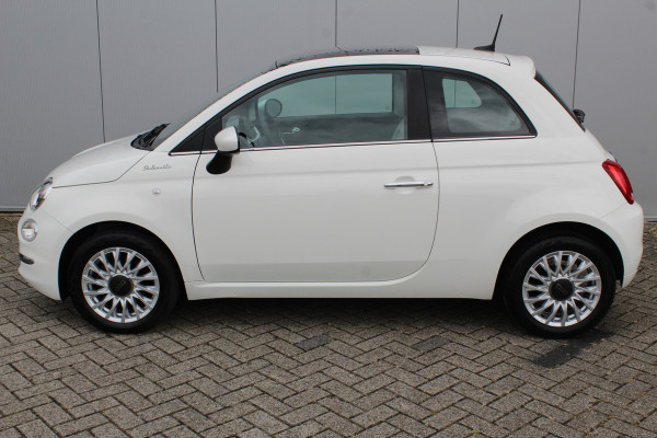 Fiat 500 1.0-70pk Mild-Hybrid 'Dolcevita'. 'Het goede leven' dat is het bezit van en het rijden in deze bloedmooie Italiaan ! Panoramadak, Autm. airco, Cruise Control, Navigatie by AppleCarplay/Android auto, Bluetooth telefoonvoorb., pdc achter etc.