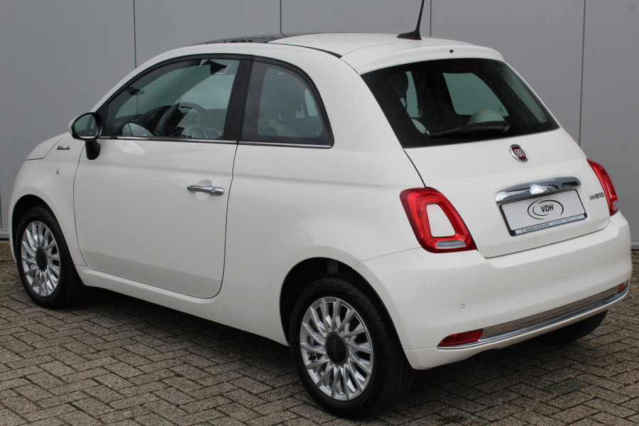 Fiat 500 1.0-70pk Mild-Hybrid 'Dolcevita'. 'Het goede leven' dat is het bezit van en het rijden in deze bloedmooie Italiaan ! Panoramadak, Autm. airco, Cruise Control, Navigatie by AppleCarplay/Android auto, Bluetooth telefoonvoorb., pdc achter etc.