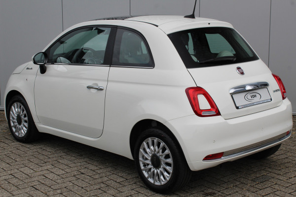 Fiat 500 1.0-70pk Mild-Hybrid 'Dolcevita'. 'Het goede leven' dat is het bezit van en het rijden in deze bloedmooie Italiaan ! Panoramadak, Autm. airco, Cruise Control, Navigatie by AppleCarplay/Android auto, Bluetooth telefoonvoorb., pdc achter etc.