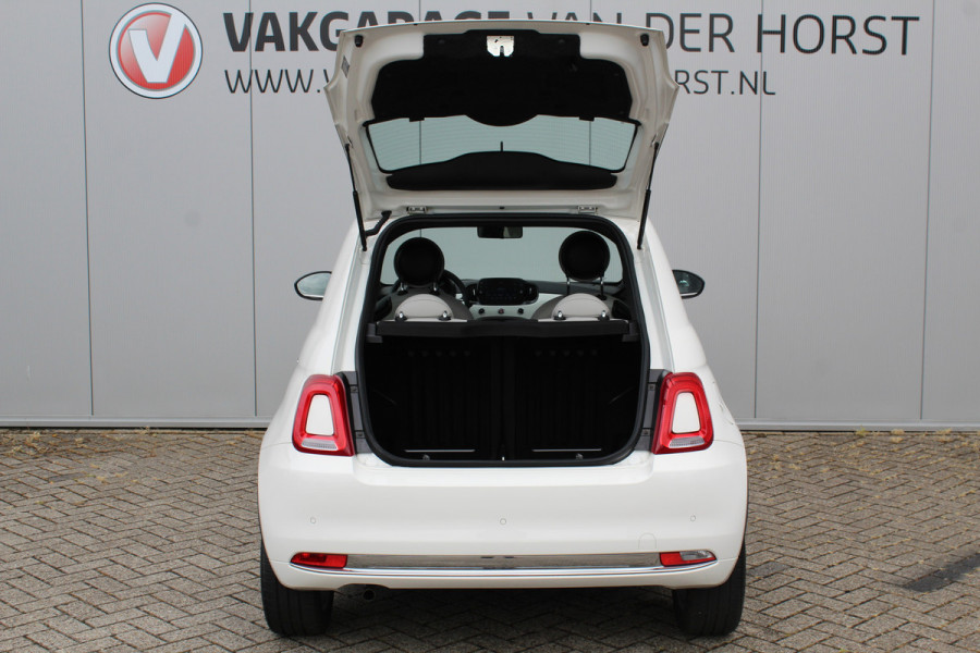 Fiat 500 1.0-70pk Mild-Hybrid 'Dolcevita'. 'Het goede leven' dat is het bezit van en het rijden in deze bloedmooie Italiaan ! Panoramadak, Autm. airco, Cruise Control, Navigatie by AppleCarplay/Android auto, Bluetooth telefoonvoorb., pdc achter etc.
