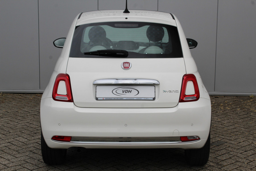 Fiat 500 1.0-70pk Mild-Hybrid 'Dolcevita'. 'Het goede leven' dat is het bezit van en het rijden in deze bloedmooie Italiaan ! Panoramadak, Autm. airco, Cruise Control, Navigatie by AppleCarplay/Android auto, Bluetooth telefoonvoorb., pdc achter etc.
