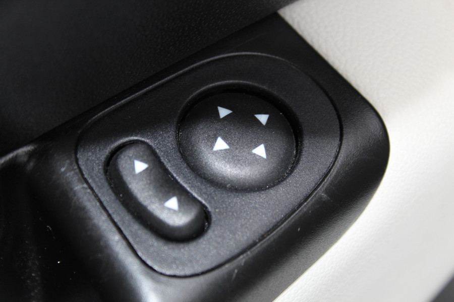 Fiat 500 1.0-70pk Mild-Hybrid 'Dolcevita'. 'Het goede leven' dat is het bezit van en het rijden in deze bloedmooie Italiaan ! Panoramadak, Autm. airco, Cruise Control, Navigatie by AppleCarplay/Android auto, Bluetooth telefoonvoorb., pdc achter etc.