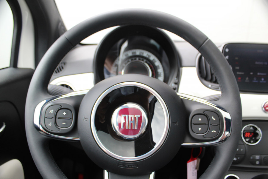 Fiat 500 1.0-70pk Mild-Hybrid 'Dolcevita'. 'Het goede leven' dat is het bezit van en het rijden in deze bloedmooie Italiaan ! Panoramadak, Autm. airco, Cruise Control, Navigatie by AppleCarplay/Android auto, Bluetooth telefoonvoorb., pdc achter etc.