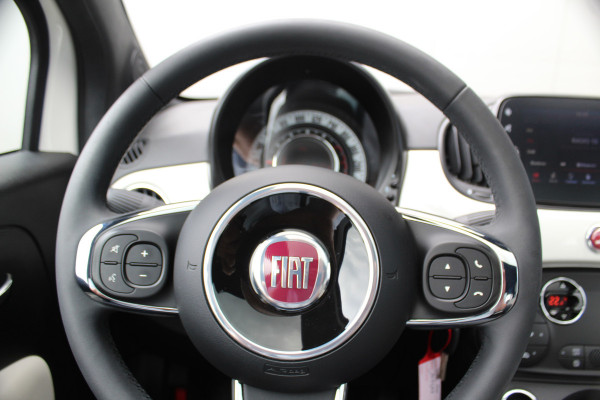 Fiat 500 1.0-70pk Mild-Hybrid 'Dolcevita'. 'Het goede leven' dat is het bezit van en het rijden in deze bloedmooie Italiaan ! Panoramadak, Autm. airco, Cruise Control, Navigatie by AppleCarplay/Android auto, Bluetooth telefoonvoorb., pdc achter etc.