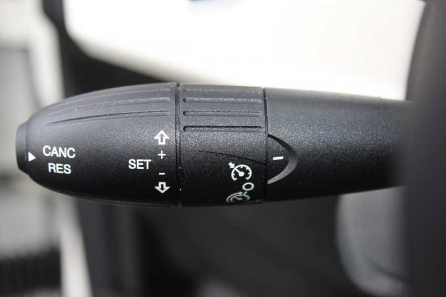 Fiat 500 1.0-70pk Mild-Hybrid 'Dolcevita'. 'Het goede leven' dat is het bezit van en het rijden in deze bloedmooie Italiaan ! Panoramadak, Autm. airco, Cruise Control, Navigatie by AppleCarplay/Android auto, Bluetooth telefoonvoorb., pdc achter etc.