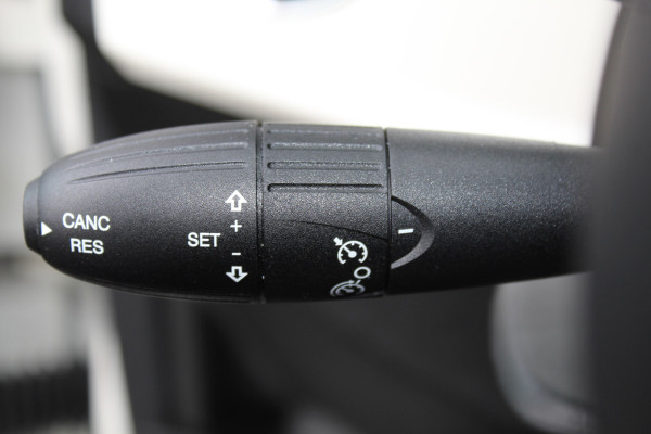 Fiat 500 1.0-70pk Mild-Hybrid 'Dolcevita'. 'Het goede leven' dat is het bezit van en het rijden in deze bloedmooie Italiaan ! Panoramadak, Autm. airco, Cruise Control, Navigatie by AppleCarplay/Android auto, Bluetooth telefoonvoorb., pdc achter etc.